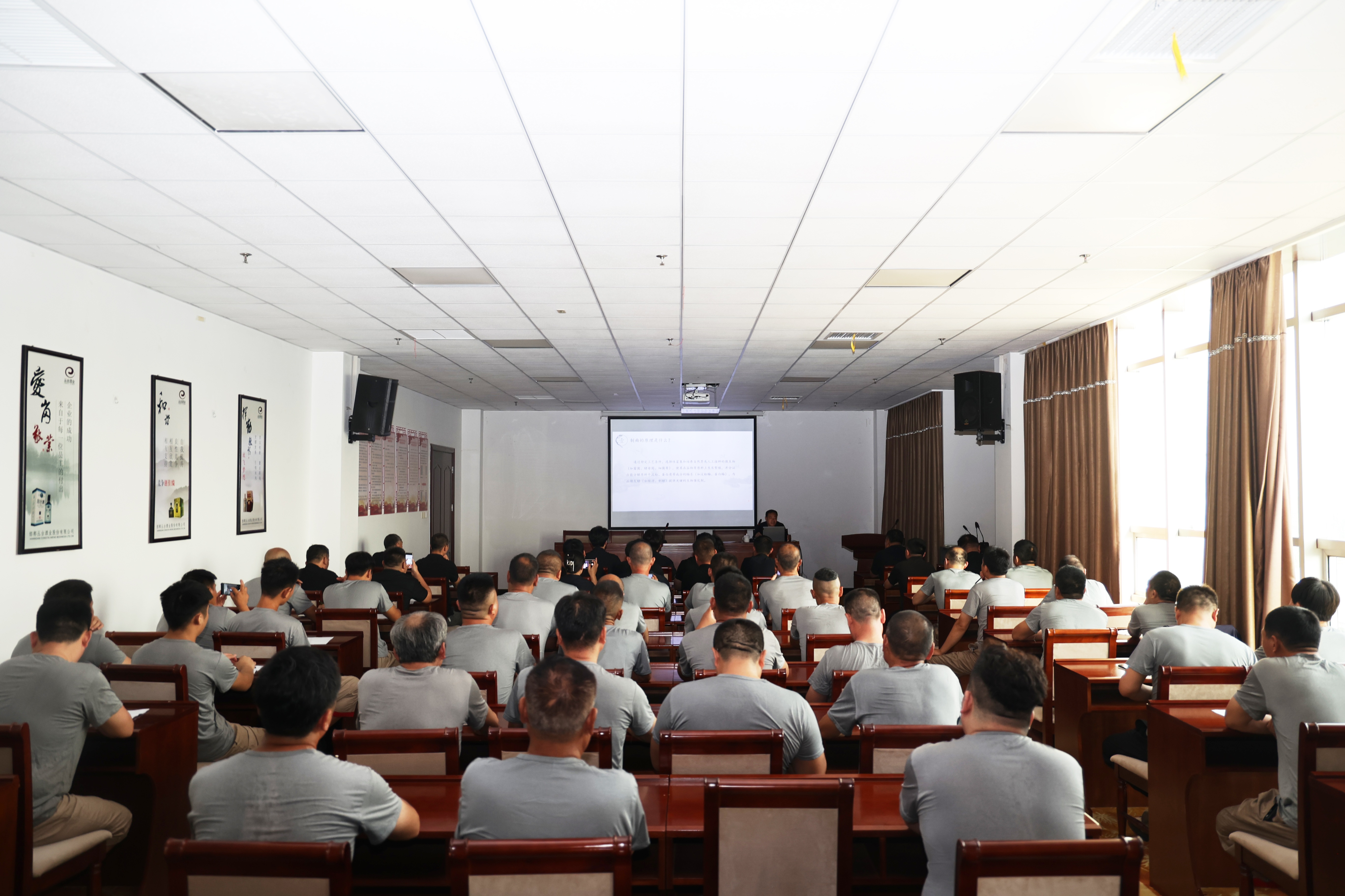 【叢臺資訊】以賽促學(xué)強(qiáng)技能——叢臺酒業(yè)2025年制曲車間翻曲工技能大賽圓滿舉辦